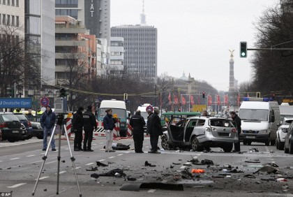 ATENTAT CU BOMBĂ la BERLIN: O mașină A EXPLODAT. Poliția a făcut apel la locuitori SĂ NU IASĂ DIN CASE (FOTO)