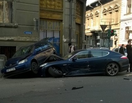 ACCIDENT SPECTACULOS în Arad: Două mașini au fost PROIECTATE în zidurile unei clădiri din centrul municipiului (GALERIE FOTO)