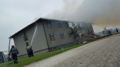 BREAKING NEWS/ Hotel ÎN FLĂCĂRI, la Ineu. Zece persoane, EVACUATE. Intervenţie DIFICILĂ a pompierilor (FOTO)