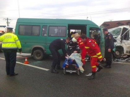 Accident cu ŞASE VICTIME pe DN 79 Arad – Oradea. Un microbuz de transport persoane s-a izbit de unul de transport marfă