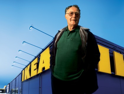 Fondatorul IKEA îşi cumpără HAINE DE LA SECOND pentru „a face economii”