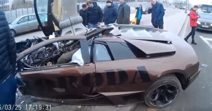 IMAGINILE GROAZEI pe ȘOSEA: Lamborghini transformat într-un MORMAN DE FIARE după ce a intrat în plin într-un stâlp (VIDEO)