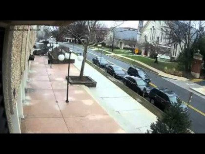 MOMENTUL în care o şoferiţă PLONJEAZĂ cu maşina de la etajul 4 al unei parcări. Imagini SPECTACULOASE! (FOTO/VIDEO)