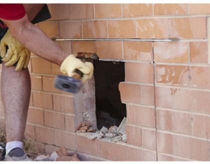 A vrut să-şi renoveze casa şi a dărâmat un perete din pivniţă. CE SE ASCUNDEA dincolo de zid (GALERIE FOTO)
