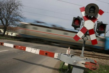 PERICOL DE EXPLOZIE pe o șosea din România: Un tren Regio PLIN CU PASAGERI a izbit o CISTERNĂ ÎNCĂRCATĂ cu GPL
