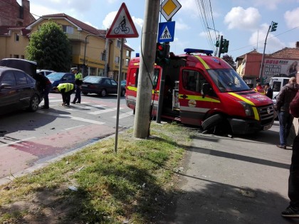 BREAKING NEWS/ Autospecială SMURD lovită în plin de un Mercedes (FOTO)