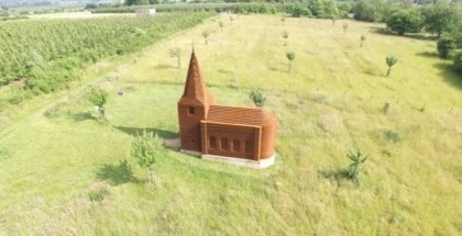 FOTO/ Această biserică de lemn nu e DELOC ceea ce PARE. Când s-au apropiat de ea au fost ULUIȚI de ce au văzut