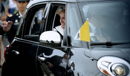 Un Fiat 500 folosit de Papa Francisc a fost VÂNDUT cu de 12 ori MAI MULT decât prețul său de bază. Unde ajung banii!