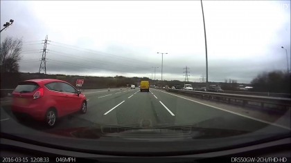 VIDEO/ Imagini ȘOCANTE cu o FEMEIE care ia PRÂNZUL LA VOLAN în timp ce conduce pe AUTOSTRADĂ