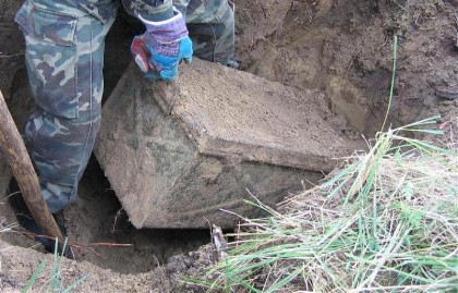 Au dezgropat un CUFĂR vechi de PESTE 70 DE ANI. Ce au găsit în el i-a LĂSAT MASCĂ! (FOTO)