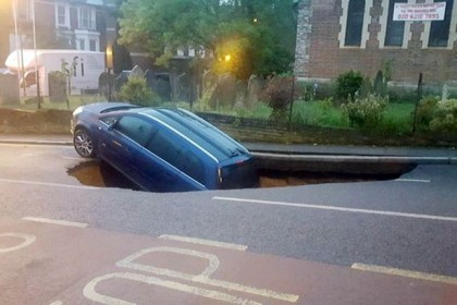 A-car-fell-into-a-sinkhole-in-Charlton