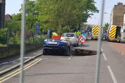 A-car-fell-into-a-sinkhole-in-Woodland-Terrace-in-Charlton (2)