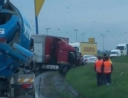 BREAKING NEWS/ ACCIDENT cu TREI AUTOTRENURI pe drumul Arad – Oradea, în urmă cu câteva minute