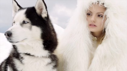 Alexandra Stan lansează videoclipul „Écoute”, filmat în locurile în care a copilărit