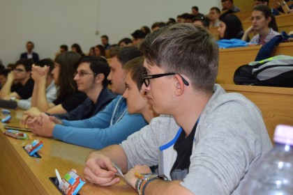 Sute de elevi la concursul internaţional de matematică şi informatică de la UAV
