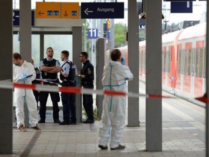 ATAC SÂNGEROS într-o gară din Germania: Un bărbat A MURIT şi alți trei SE ZBAT ÎNTRE VIAȚĂ ȘI MOARTE. Agresorul a strigat „Allahu Akbar”