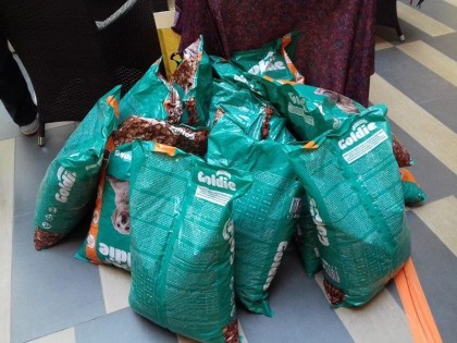 „Vatra arădeană” a donat 130 de kilograme de hrană pentru câini