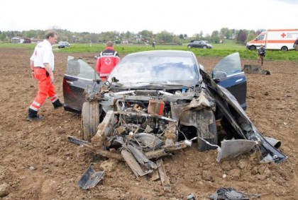 TERIBIL ACCIDENT cu 5 VICTIME produs din cauza VITEZEI EXCESIVE. Mașina A ZBURAT, pur și simplu, de pe șosea și S-A FĂCUT PRAF! (GALERIE FOTO)