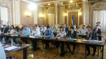 Noul Consiliu Local Municipal a început „cu stângul”: Amendamente în afara legii, certuri pe tema mobilierului și vot pe criterii politice