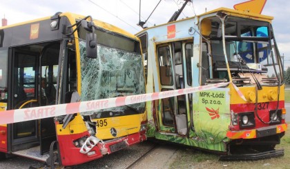 Accident CUMPLIT: COLIZIUNE între un autobuz și un tramvai. Peste 24 de RĂNIŢI