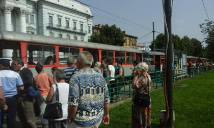 BREAKING NEWS/ Femeie TÂRÂTĂ zeci de metri după tramvai (FOTO) – UPDATE