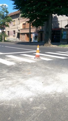 Încă o DOVADĂ a faptului că la Arad se face… treabă: GROAPĂ în asfaltul proaspăt turnat