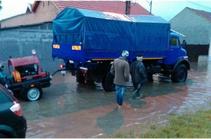 Ploaia provoacă din nou probleme la Arad: Gospodării inundate pe mai multe străzi