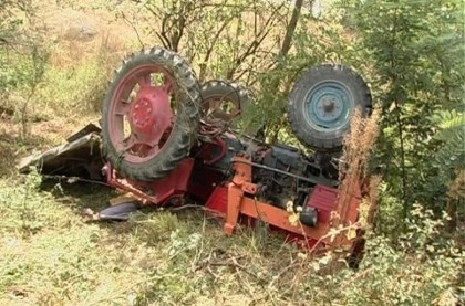 BREAKING NEWS/ Persoană prinsă sub tractor, într-o pădure din județul Arad. I se fac manevre de RESUSCITARE (UPDATE)