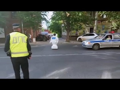 Un ROBOT A EVADAT și A BLOCAT TRAFICUL RUTIER pe o stradă circulată, câteva zeci de minute (VIDEO)