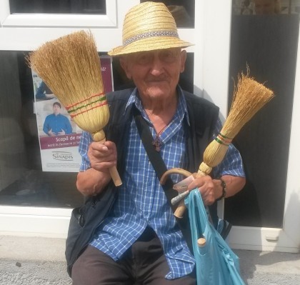 „Hai la măturițe!” Bătrânul de 92 de ani îndrăgit de toți arădenii