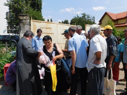PRIMIM SPRE PUBLICARE/ Arhiepiscopia sprijină familiile defavorizate din municipiul Arad