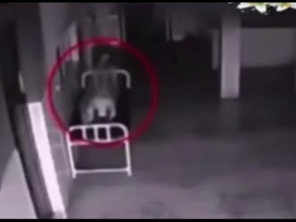 Era MOARTĂ pe un pat de SPITAL. Ce au surprins CAMERELE VIDEO în timpul nopții (VIDEO)