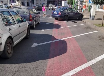 Poliția Locală IA MĂSURI! Șoferii care parchează pe PISTELE DE BICICLETE, AMENDAȚI