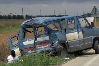 Accident CUMPLIT în Italia. Un TIR a intrat într-un microbuz PLIN CU MUNCITORI ROMÂNI!