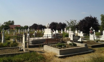 ÎNGROPAT DE VIU într-un cimitir din vestul ţării! O jurnalistă a alertat autorităţile