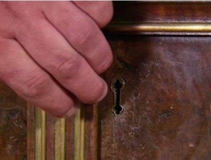 VIDEO/ A descuiat un dulap vechi de 200 de ani. Ce MINUNĂȚIE ascundea