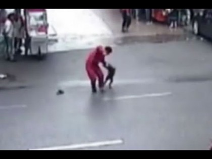 Un CÂINE TURBAT a atacat ZECI de oameni pe STRADĂ (VIDEO)