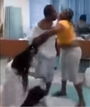VIDEO/ Momentul în care un pacient SARE să-și despartă soția de… amantă. Cele două s-au întâlnit la spital!