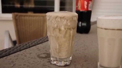 Ce se întâmplă dacă AMESTECI lapte, suc și energizant. Acest COCKTAIL l-a uimit pe SAVANTUL de ocazie (VIDEO)