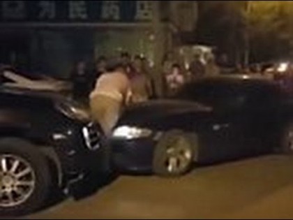VIDEO/ Dispută în trafic: Șoferița unui BMW îl lovește intenționat cu mașina pe șoferul unui Porsche (IMAGINI ȘOCANTE)