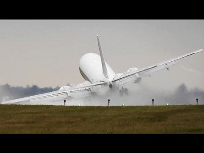 CLIPE de GROAZĂ într-un Boeing 737 cu 100 de pasageri. Cum au scăpat! (VIDEO)