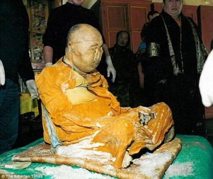 ȘOC la muzeu: Un călugăr budist MUMIFICAT în urmă cu 100 de ani ESTE VIU!