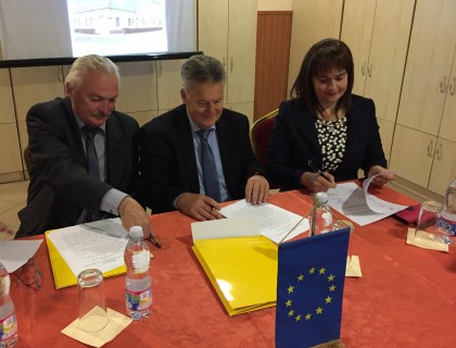 Universitatea „Aurel Vlaicu” sprijină învăţământul românesc din Ungaria