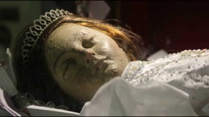 TRĂIEȘTE!?! O fetiță care a MURIT acum 300 de ani și-a DESCHIS OCHII (VIDEO)