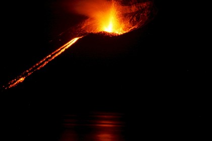 ALERTĂ! A erupt VULCANUL de FOC (VIDEO)