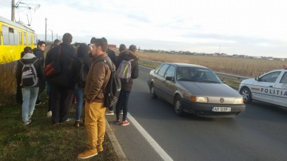 UPDATE/ PANICĂ în TRAMVAI! Călătorii, EVACUAȚI de URGENȚĂ. Ce s-a ÎNTÂMPLAT (FOTO)