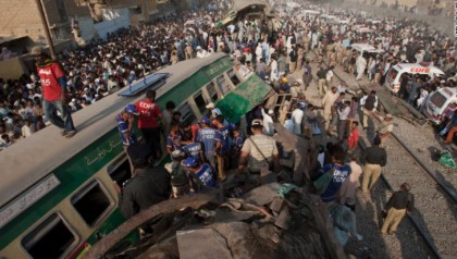 161103151702_01_pakistan_train_crash_exlarge_169_04069100