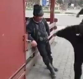 ȘOCANT! Un tânăr TERIBILIST lovește un BĂTRÂN cu PICIORUL, apoi PLEACĂ RÂZÂND (VIDEO)