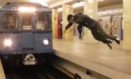 Un TÂNĂR încearcă să sară de pe un peron pe altul în fața METROULUI. Ce i s-a ÎNTÂMPLAT (VIDEO)