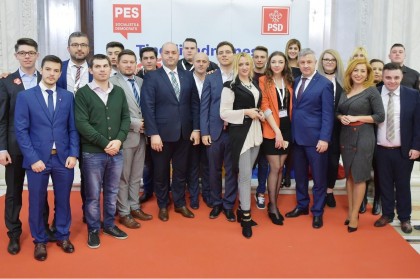 PSD trimite tinerii în Parlament să reprezinte cetățenii în timp ce PNL îi trimite doar la miting-uri electorale, pe bani